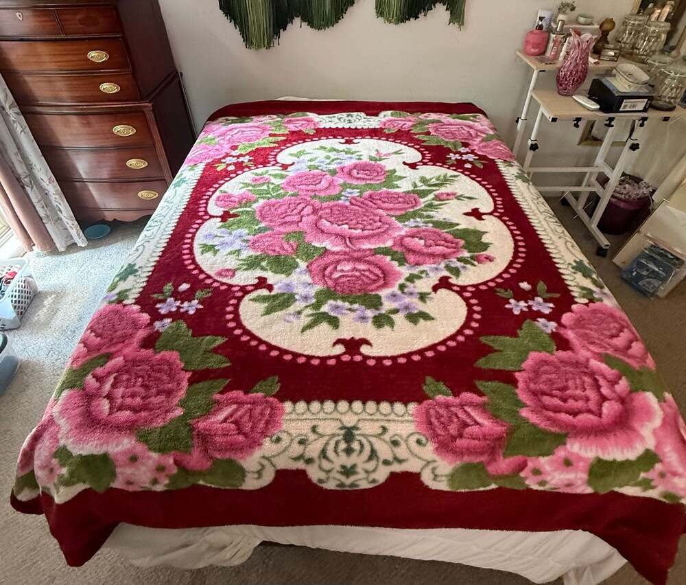 Vintage Korean-Style Heavyweight 2-Ply Raschel Floral Rose Print Plush Blanket